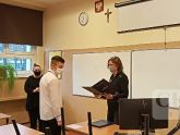 Beata Kuźnik - dyrektor szkoły (po prawej) wręcza nagrodę stypendyście NIFCO oraz Bożena Długosz - kierownik praktycznej nauki zawodu (po lewej) Beata Kuźnik - dyrektor szkoły (po prawej) wręcza nagrodę stypendyście NIFCO oraz Bożena Długosz - kierownik praktycznej nauki zawodu (po lewej)