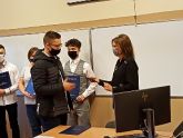 Beata Kuźnik - dyrektor szkoły (po prawej) wręcza nagrodę stypendyście NIFCO. W tle inni stypendyści. Beata Kuźnik - dyrektor szkoły (po prawej) wręcza nagrodę stypendyście NIFCO. W tle inni stypendyści.